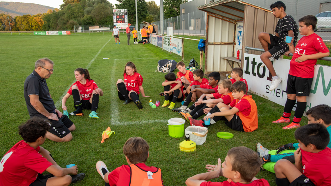Mi-temps pour les juniors C, Umberto les encourage malgré un score assez lourd Mi-temps pour les juniors C, Umberto les encourage malgré un score assez lourd